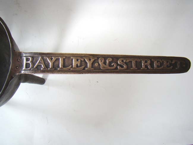 A rare English bronze cooking pot signed BAYLEY & STREET circa 1720-1750 — image 2
